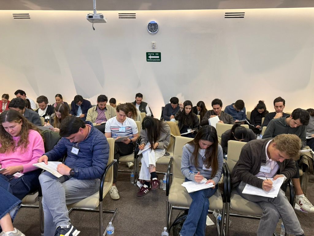 Parejas durante un Curso Prematrimonial en la Parroquia San Josemaría
